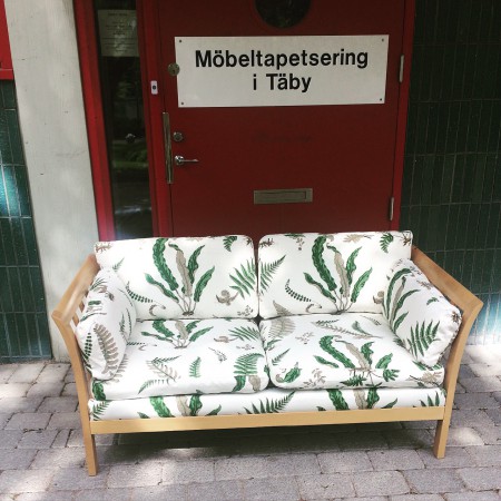 Norells soffa Penang omklädd i tyget Ferns från GP&J Baker, Svenskt Tenn kallar Bakertyget för Stensöta.